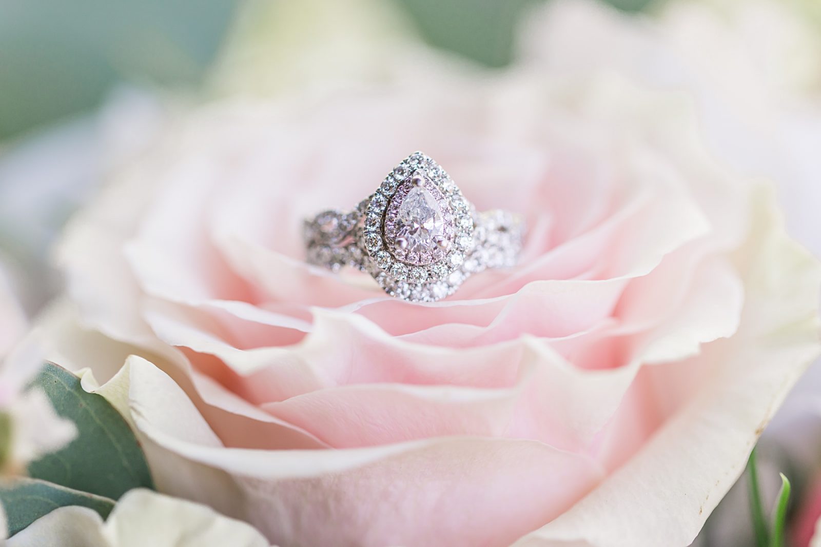 Wedding photography by Diana Gramlich, Pear shaped wedding ring in a blush rose