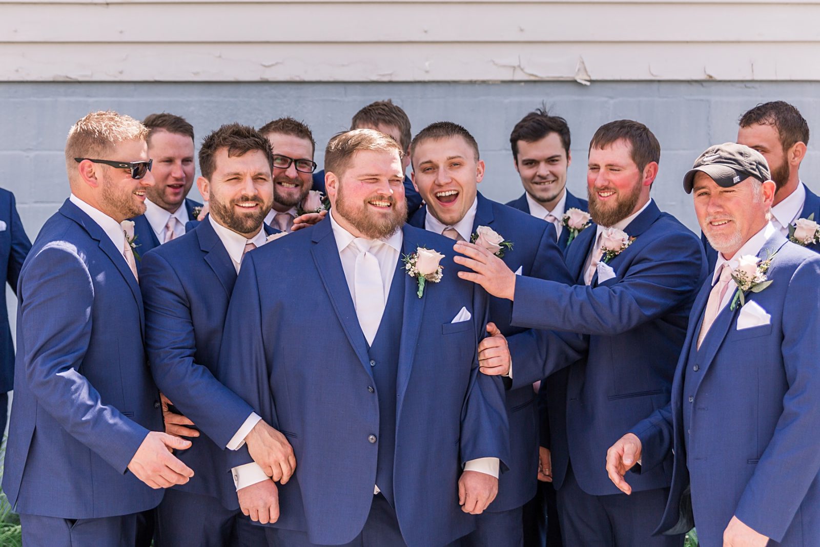 Wedding photography by Diana Gramlich, Groom and Groomsmen in navy blue suits laughing