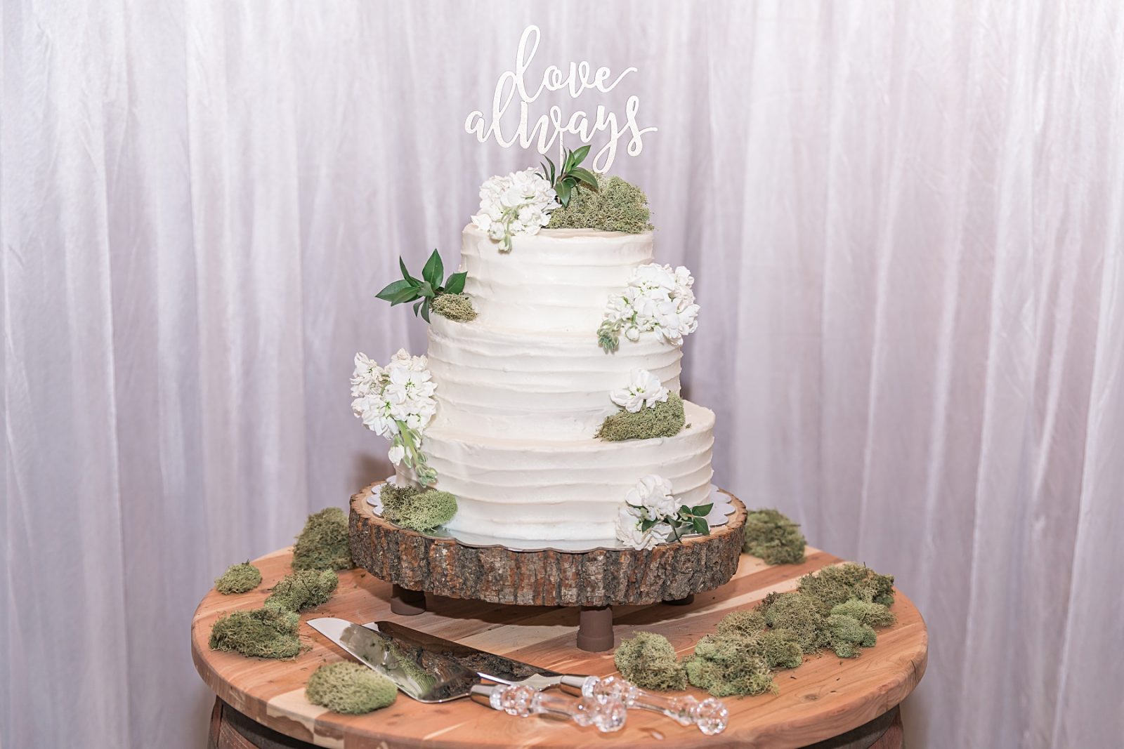 Wedding photography by Diana Gramlich, 3-tier white wedding cake with white flowers and moss